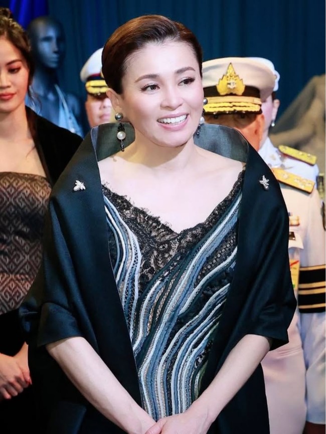 Karier militernya berkembang pesat. Pada 2015, ia telah menyandang pangkat letnan jenderal, lalu dipromosikan menjadi jenderal penuh pada 2016. Foto: Instagram/@thairoyalfamily