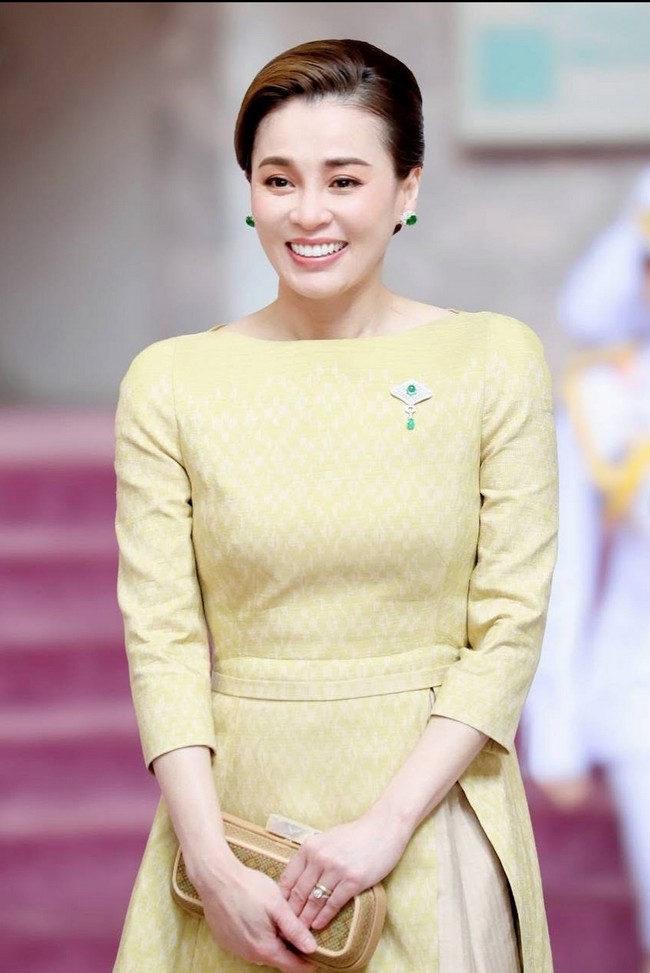 Ratu Suthida memulai karier profesionalnya sebagai pramugari Japan Airlines pada 2000–2003, lalu melanjutkan di Thai Airways International hingga 2008. Foto: Instagram/@thairoyalfamily