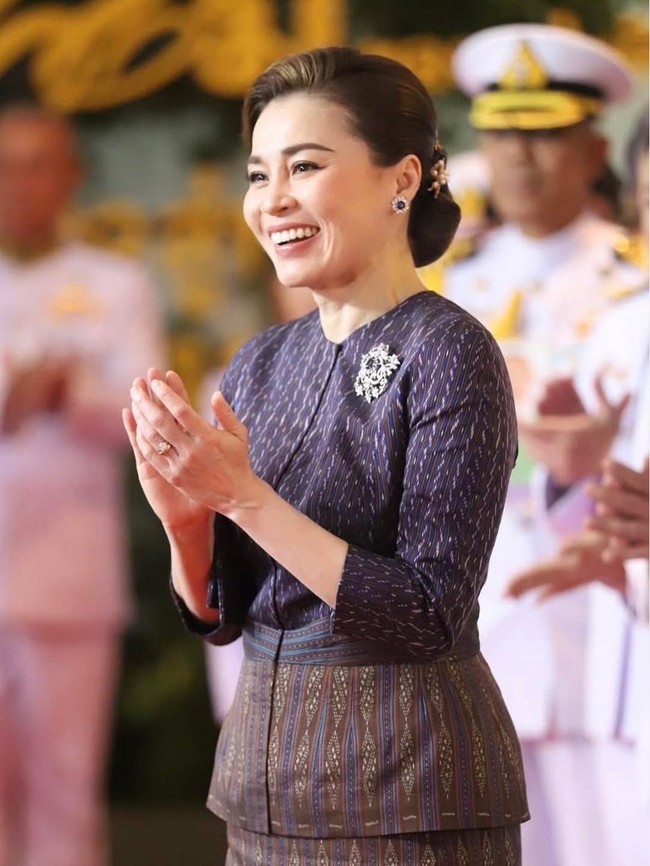 Pada 2013, ia bergabung dengan satuan Pengawal Ratchawanlop dan bertugas di unit khusus pengamanan Putra Mahkota Thailand. Foto: Instagram/@thairoyalfamily