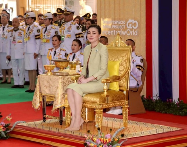 Pada 2017, Suthida ditunjuk sebagai Wakil Kepala Ajudan Raja sekaligus Wakil Komandan Royal Security Command dengan pangkat jenderal khusus. Foto: Instagram/@thairoyalfamily