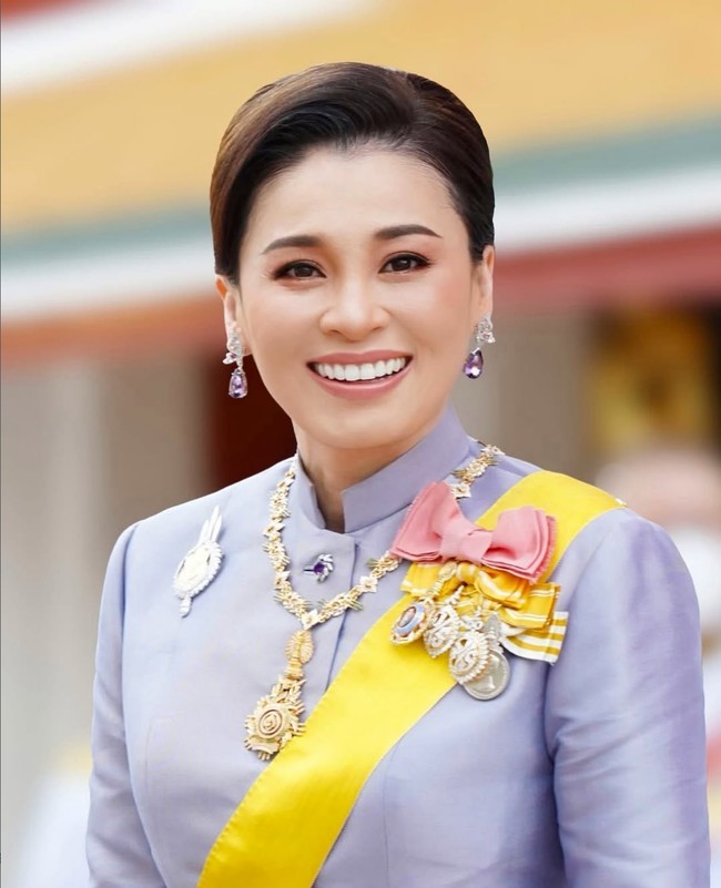 Pernikahannya diumumkan secara mendadak melalui Royal Gazette. Meski lama dirumorkan, hubungan mereka baru dikonfirmasi secara resmi menjelang penobatan raja. Foto: Instagram/@thairoyalfamily