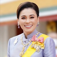 Pernikahannya diumumkan secara mendadak melalui Royal Gazette. Meski lama dirumorkan, hubungan mereka baru dikonfirmasi secara resmi menjelang penobatan raja. Foto: Instagram/@thairoyalfamily