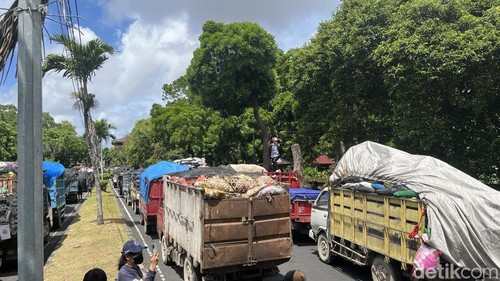 Ratusan truk sampah diparkir di depan Kantor Gubernur Bali sebagai aksi penolakan TPA Suwung, Selasa (23/12/2025).