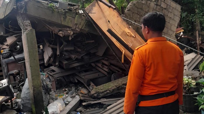 Diterjang Angin Kencang, Rumah Dua Lantai di Bogor Ambruk