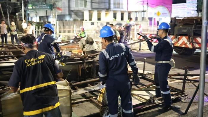Satpol PP Bongkar 16 Papan Reklame Berkarat di Jakarta
