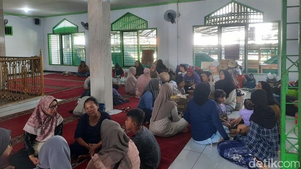Sebanyak 14 rumah di Grogol Petamburan, Jakbar hangus terbakar. Sejumlah warga yang terdampak diungsikan sementara ke masjid terdekat. (Rachma Indira/detikcom)