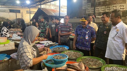 Sekda Karangasem I Ketut Sedana Merta bersama Forkopimda saat melakukan pemantauan harga ke Pasar Amlapura Timur, Selasa (23/12/2025).