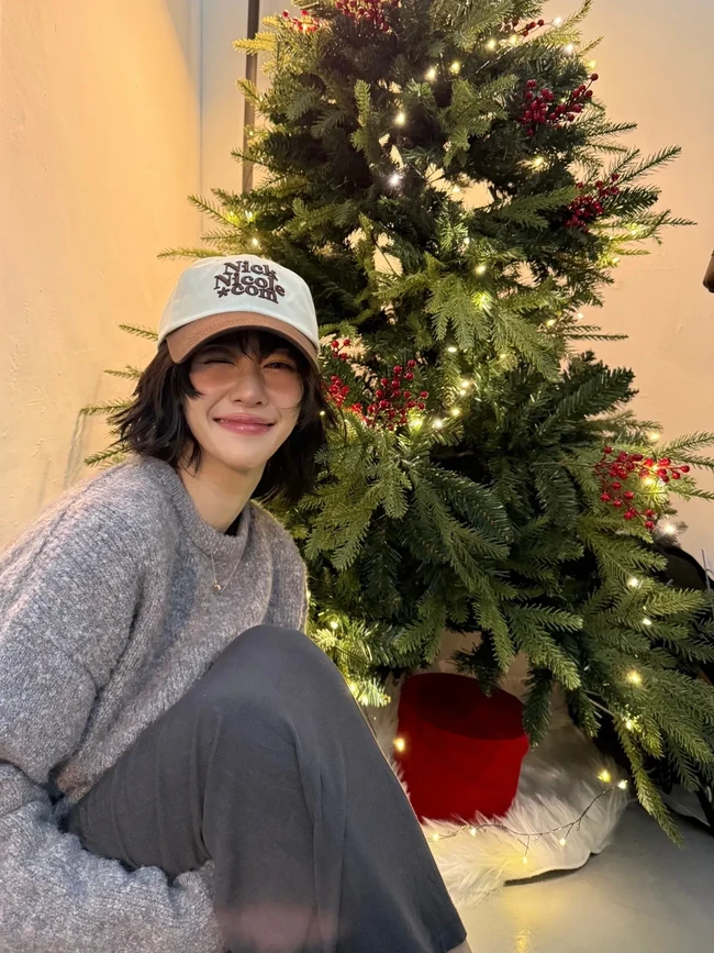 Tak sedikit penggemar yang menduga Seo Ye Ji melakukan prosedur operasi plastik. Namun, penggemar lain menyebut perubahan visual tersebut terjadi karena ia memilih riasan wajah bernuansa peach. Ia juga memakai softlens berwarna abu-abu. Foto: dok. Instagram @yeyeji_seo