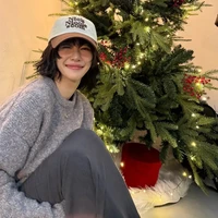 Tak sedikit penggemar yang menduga Seo Ye Ji melakukan prosedur operasi plastik. Namun, penggemar lain menyebut perubahan visual tersebut terjadi karena ia memilih riasan wajah bernuansa peach. Ia juga memakai softlens berwarna abu-abu. Foto: dok. Instagram @yeyeji_seo