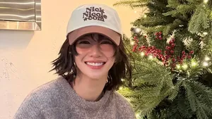 7 Foto Seo Ye Ji Curi Atensi dengan Penampilan Terbaru, Siap Menyambut Natal