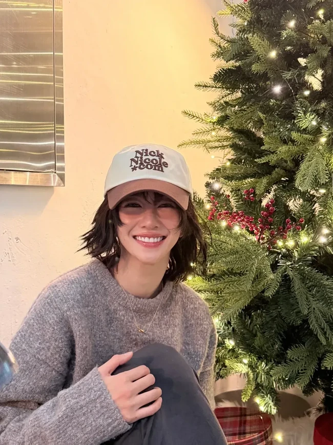 7 Foto Seo Ye Ji Curi Atensi dengan Penampilan Terbaru, Siap Menyambut Natal