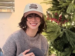 7 Foto Seo Ye Ji Curi Atensi dengan Penampilan Terbaru, Siap Menyambut Natal