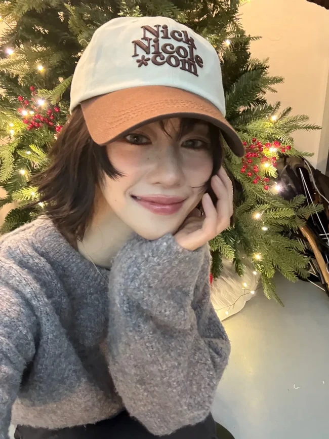 Baru-baru ini, Seo Ye Ji resmi diumumkan sebagai brand ambassador untuk label kekinian yang mengeluarkan hoodie dan jaket berdesain minimalis. Ia pun menandai akun Instagram Nick & Nicole dalam caption. Foto: dok. Instagram @yeyeji_seo