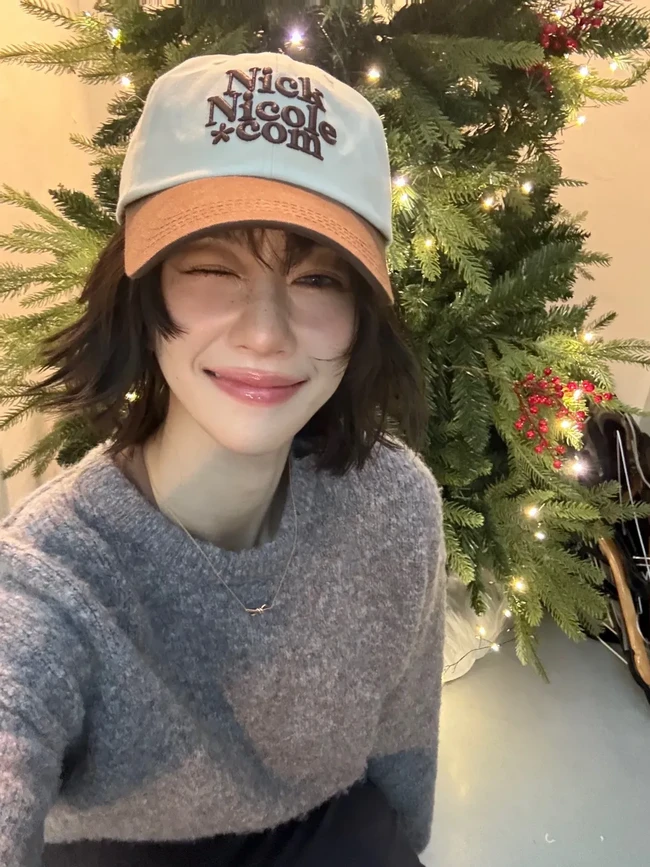 Seo Ye Ji mencuri perhatian netizen lewat unggahan Instagram terbarunya. Bintang It’s Okay to Not Be Okay itu terlihat semakin fresh dan awet muda di usia kepala tiga. Foto: dok. Instagram @yeyeji_seo