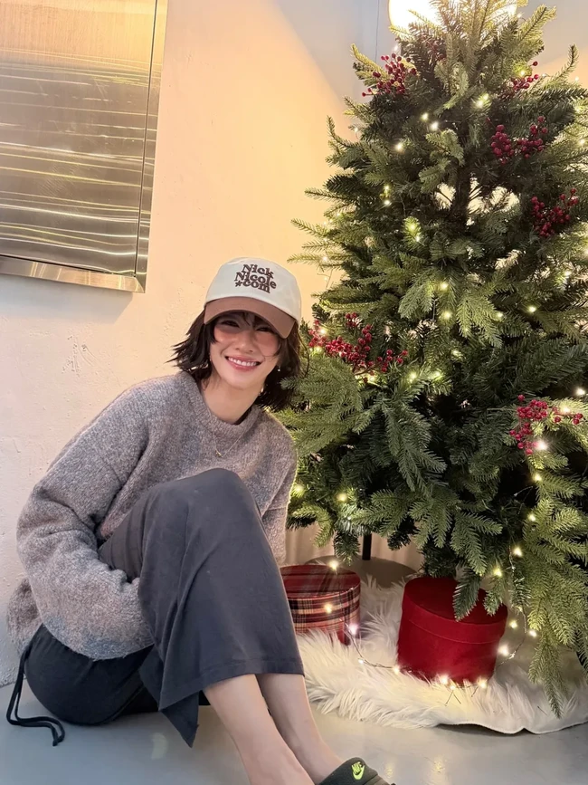 Dalam foto yang dibagikannya, Seo Ye Ji tampak memiliki potongan rambut pendek yang tertutup topi bernuansa beige. Tampil stylish dalam balutan sweater dan celana abu-abu koleksi brand lokal, Nick & Nicole. Foto: dok. Instagram @yeyeji_seo