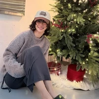 Dalam foto yang dibagikannya, Seo Ye Ji tampak memiliki potongan rambut pendek yang tertutup topi bernuansa beige. Tampil stylish dalam balutan sweater dan celana abu-abu koleksi brand lokal, Nick & Nicole. Foto: dok. Instagram @yeyeji_seo