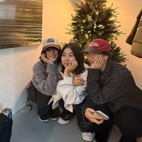 Unggahan tersebut juga memperlihatkan kedekatan Seo Ye Ji dengan tim Nick & Nicole, berpose bersama di depan pohon Natal. Foto: dok. Instagram @yeyeji_seo