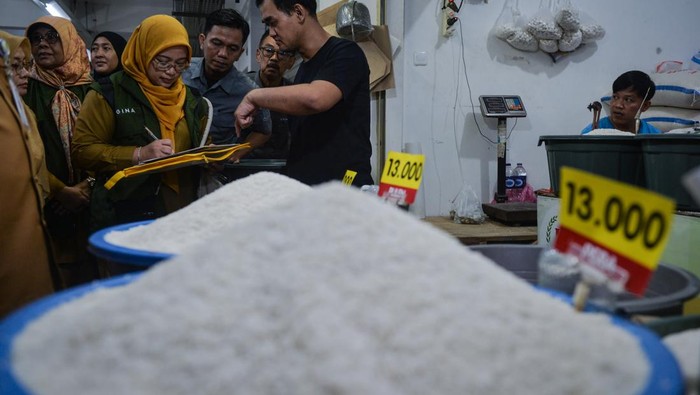 Petugas Dinas Ketahanan Pangan Kota Tangerang mendata harga beras saat sidak pengawasan pangan di Pasar Anyar, Kota Tangerang, Banten, Selasa (23/12/2025). Kegiatan tersebut sebagai upaya menjaga keamanan pangan, menjaga stabilitas harga, ketersediaan pasokan pangan jelang Natal dan Tahun Baru 2026. ANTARA FOTO/Putra M. Akbar/agr