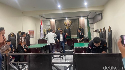 Sidang putusan praperadilan tersangka Hamdan Kasim dan Idra Jaya Usman alias IJU di PN Mataram, Selasa (23/12/2025).