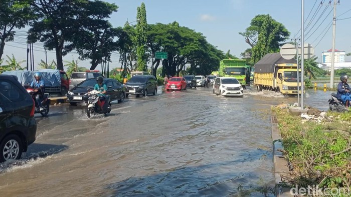 Tetap Waspada Meski Banjir di Lamongan Surut, Jalanan Masih Licin!