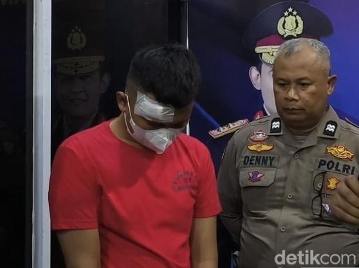 Sopir bus PO Cahaya Trans yang kecelakaan di Exit Tol Krapyak Kota Semarang saat dihadirkan di Pos Terpadu Nataru, Simpang Lima Semarang, Selasa (23/12/2025) malam.