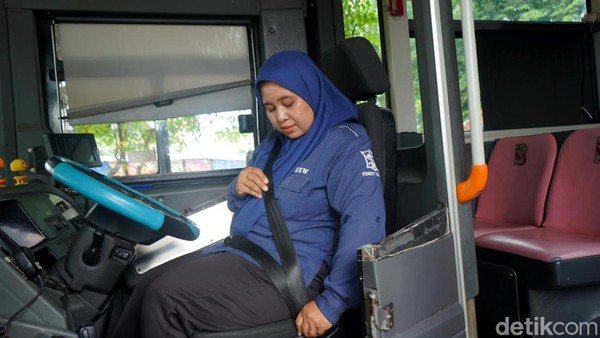 Potret Sopir Perempuan Suroboyo Bus