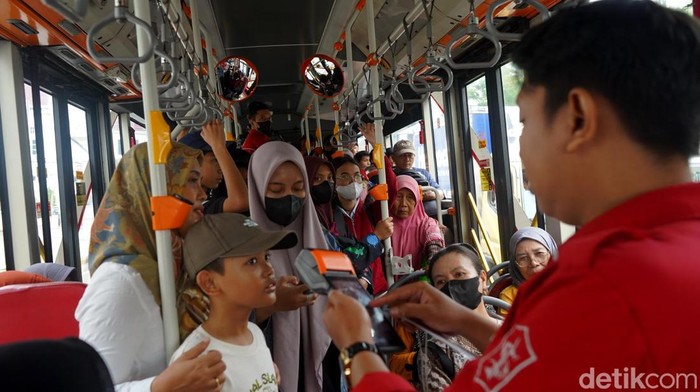 Sopir perempuan Suroboyo Bus