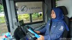 Potret Sopir Perempuan Suroboyo Bus