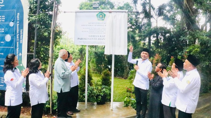 Negara Hadir, Stafsus Menag Resmikan Papan Nama Gereja Katolik Santo Joannes Baptista Parung
