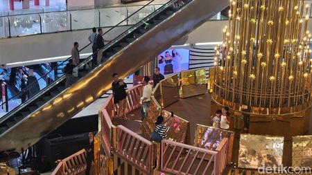 Suasana Natal Hadir di Mal, Warga Antusias Berburu Spot Foto