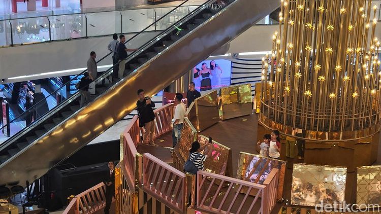 Suasana Natal Hadir di Mal, Warga Antusias Berburu Spot Foto