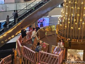 Suasana Natal Hadir di Mal, Warga Antusias Berburu Spot Foto