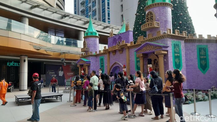 Suasana Libur Sekolah di Rivapark, Pengunjung Swafoto dengan Sinterklas