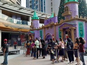 Suasana Libur Sekolah di Rivapark, Pengunjung Swafoto dengan Sinterklas