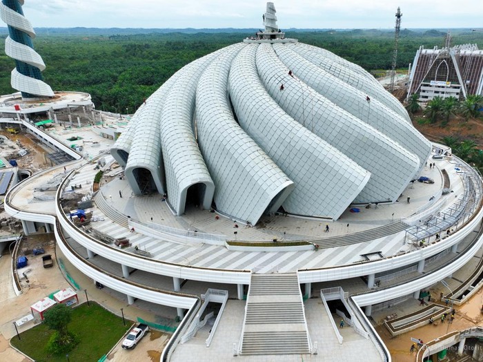 Tampak dekat Masjid Negara di IKN