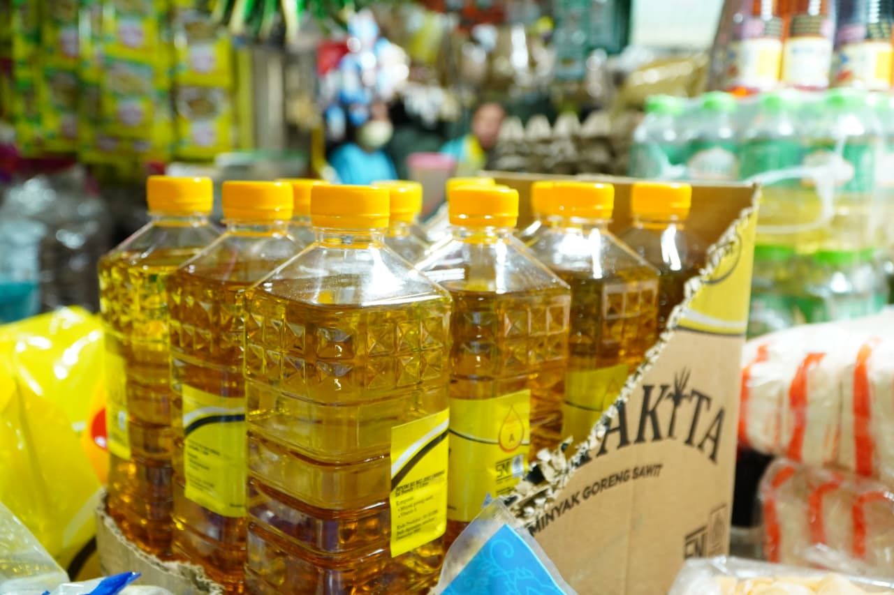 Temuan MinyaKita Melebihi HET, Mentan/Kepala Bapanas Amran Langsung Serahkan Barang Bukti untuk Penindakan  di Pasar Wonokromo, Surabaya, Jawa Timur pada Selasa (23/12/2025). (Dok. Bapanas)