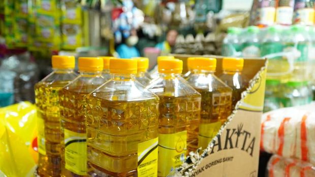 Temuan MinyaKita Melebihi HET, Mentan/Kepala Bapanas Amran Langsung Serahkan Barang Bukti untuk Penindakan  di Pasar Wonokromo, Surabaya, Jawa Timur pada Selasa (23/12/2025). (Dok. Bapanas)