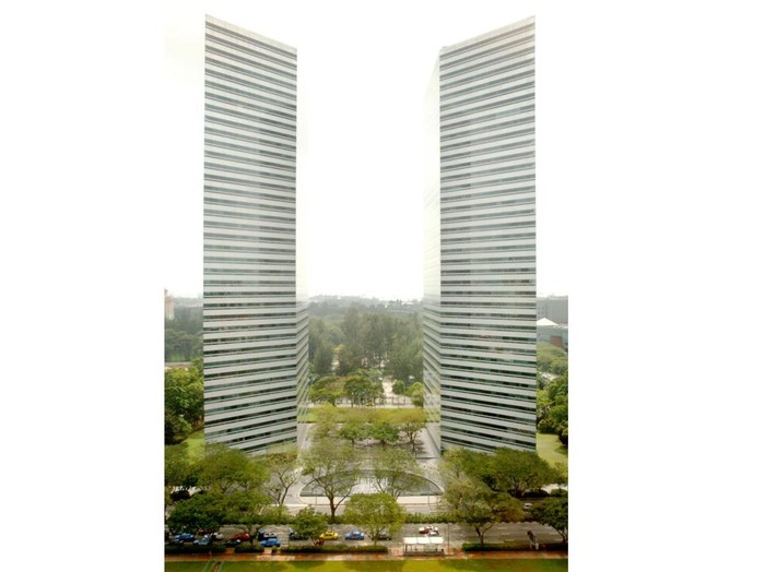 Ilusi Mata! Gedung Ini Tampak Tipis Dilihat dari Depan, tapi...