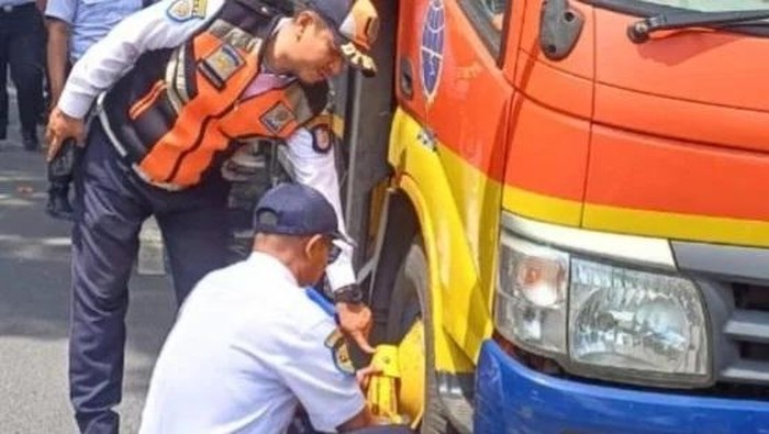 Dishub Makassar Gembok Mobil PJU Sendiri gegara Parkir Sembarangan