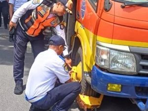 Dishub Makassar Gembok Mobil PJU Sendiri gegara Parkir Sembarangan