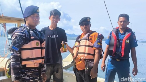 Tim SAR gabungan tiba di kapal yang salah kirim sinyal emergency di perairan Labuan Bajo, Manggarai Barat, NTT, Selasa (23/12/2025).