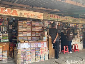 Pasar Buku Palasari, Wangi Kertas yang Menolak Mati di Era Digital