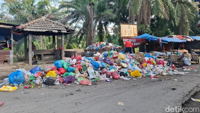 Sampah Menumpuk di Jembatan Dekat Pasar Tavip, Pedagang: Baunya Menyengat