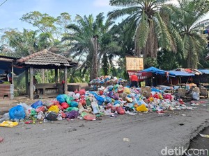 Sampah Menumpuk di Jembatan Dekat Pasar Tavip, Pedagang: Baunya Menyengat