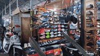 Koleksi sepatu olahraga atau kulit di Pasar Loak Poncol, Senen.