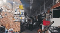 Lorong di Pasar Loak Poncol Senen yang terlihat gelap saat sore.