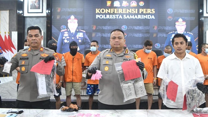 Polisi mengamankan tersangka seusai ungkap kasus peredaran narkotika dan obat-obatan di Mapolresta Samarinda, Samarinda, Kalimantan Timur, Selasa (23/12/2025). Polresta Samarinda selama periode November hingga Desember 2025 berhasil mengamankan 44 orang tersangka dengan barang bukti berupa sabu-sabu sebanyak 515,77 gram, ganja 5,9 kilogram, ekstasi sebanyak 1.812 butir dan ekstasi berbentuk serbuk sebanyak 23,82 gram. ANTARA FOTO/M Risyal Hidayat