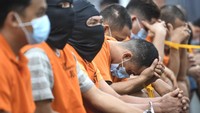 Dalam pengungkapan kasus tersebut, polisi mengamankan puluhan tersangka beserta berbagai jenis barang bukti narkoba. Para tersangka kini diamankan untuk menjalani proses hukum lebih lanjut. ANTARA FOTO/M Risyal Hidayat