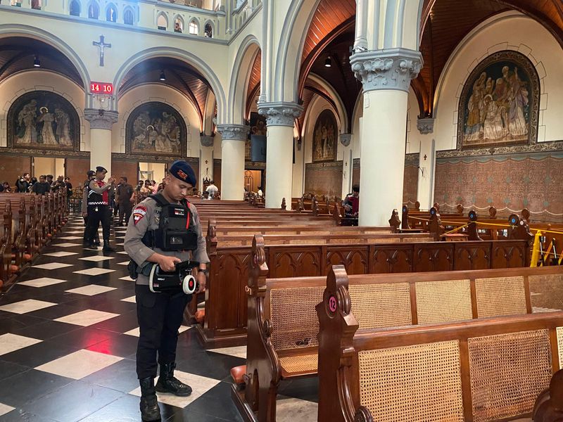 Unit Jibom dan KBR Detasemen Gegana Satbrimob Polda Metro Jaya bersama Unit K9 melaksanakan sterilisasi di Gereja Katedral Jakarta jelang perayaan ibadah Natal. (dok Istimewa)