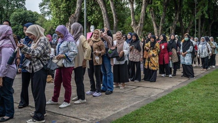 Gubernur DKI Jakarta Pramono Anung (keempat kanan) meninjau pelaksanaan Vaksinasi HVP massal di Lapangan Banteng, Jakarta, Selasa (23/12/2025). Kementerian Kesehatan berkolaborasi dengan Pemprov DKI Jakarta memberikan vaksin HVP (Human Papillomavirus) gratis bagi 500 warga khususnya perempuan dalam rangka menyongsong peringatan 500 tahun Kota Jakarta. ANTARA FOTO/Bayu Pratama S/agr